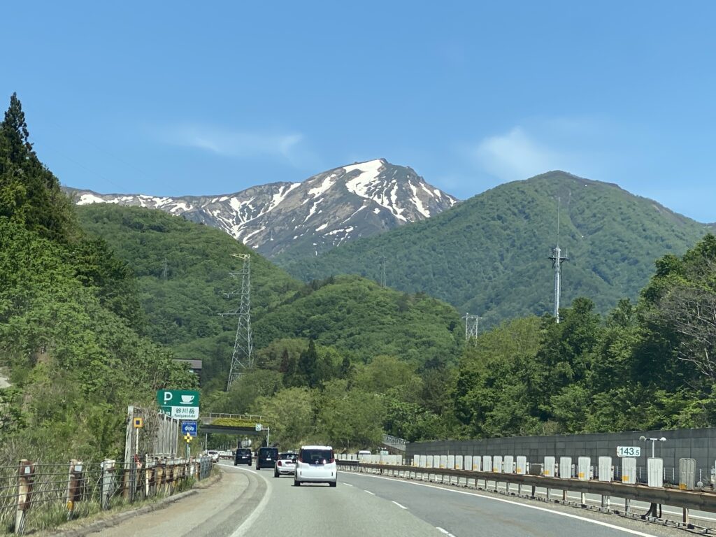 関越トンネル前の雄大な谷川岳