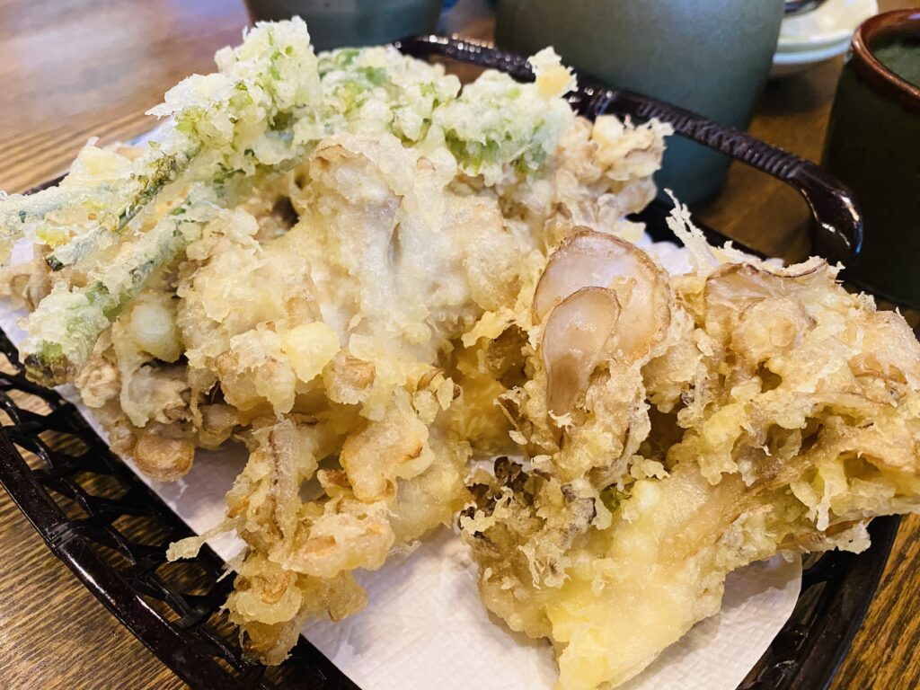 ボリュームたっぷりな舞茸天ぷらとこごみの天ぷら