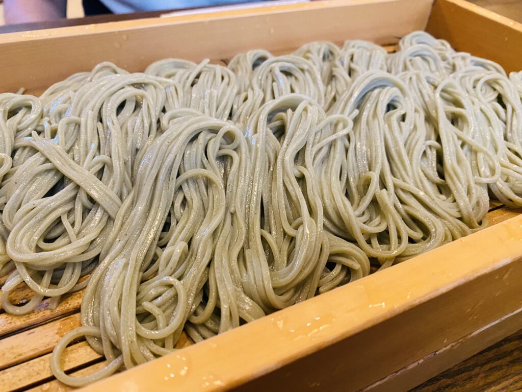 中野屋さんの2人前のへぎ蕎麦が綺麗に盛られている様子