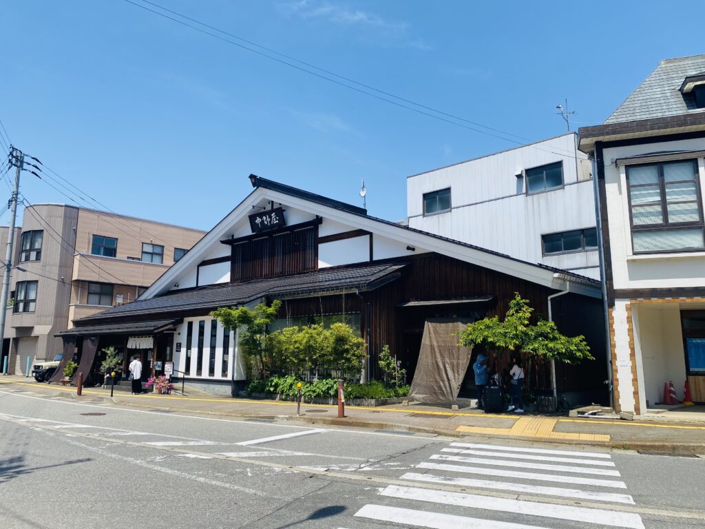 越後湯沢駅の目の前にある「そば処 中野屋 湯沢本店」を正面からのみた様子