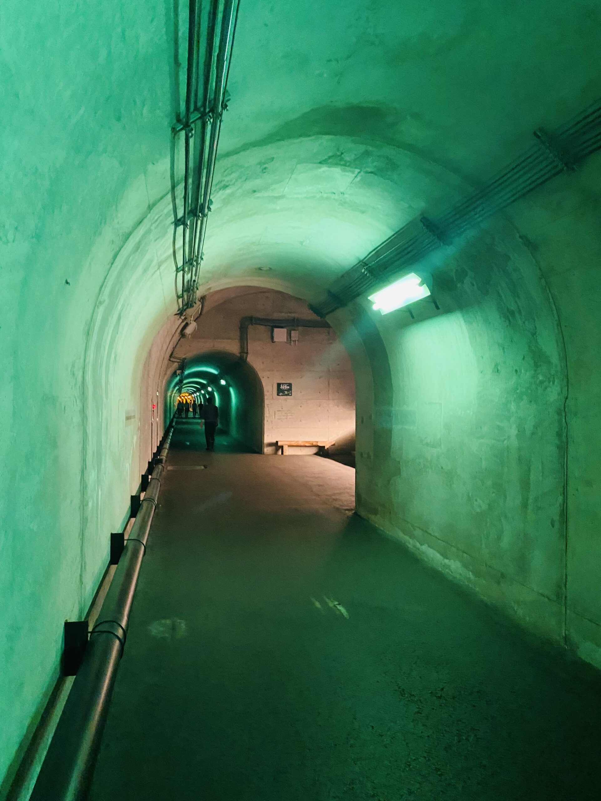 緑色に照らされた、清津峡トンネル内の様子