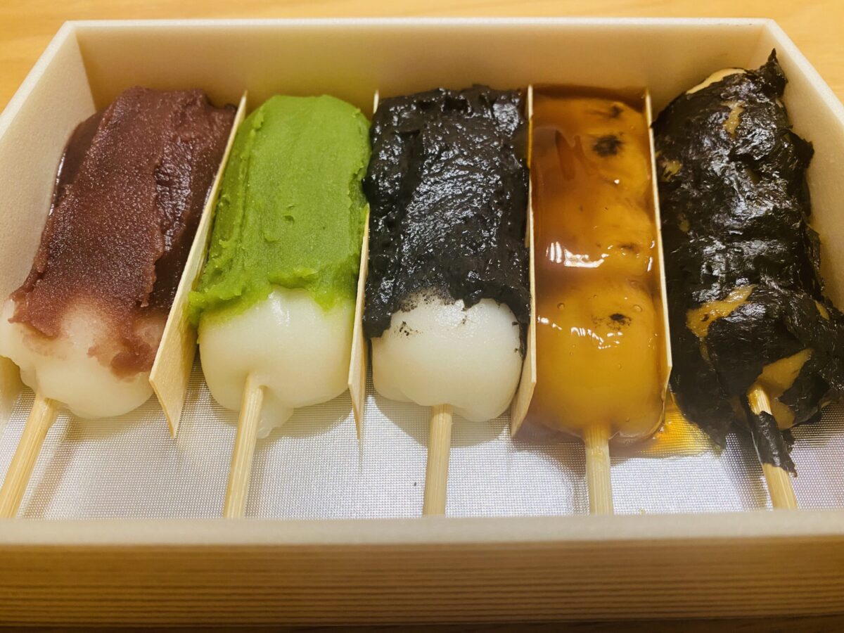 江口だんごの「伝統5色だんご」