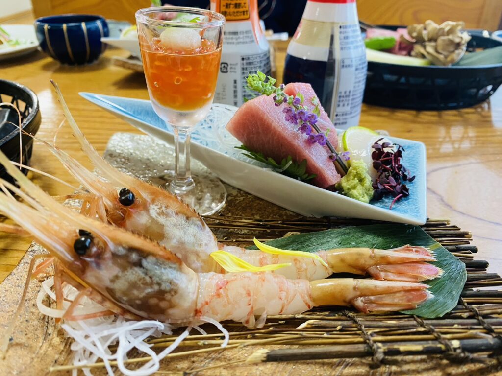 ユングパルナス、【プレミアムプラン】新潟和牛A5・中トロ・牡丹エビの刺身・南魚沼産コシヒカリを堪能コースの牡丹エビと刺身盛り合わせ
