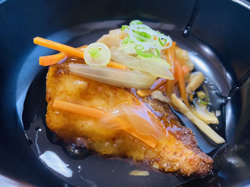 魚の唐揚げ、野菜餡かけ