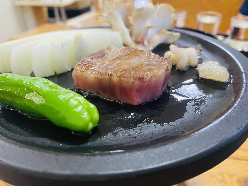 ユングパルナス、【プレミアムプラン】新潟和牛A5・中トロ・牡丹エビの刺身・南魚沼産コシヒカリを堪能コースのA5ランクの和牛を焼いている様子