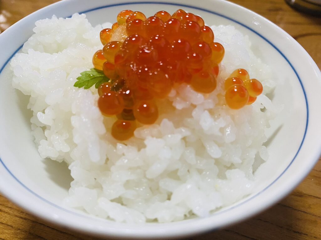 炊き立てのご飯にいくらのせ