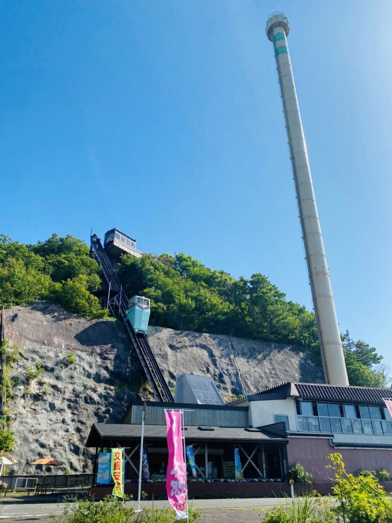 弥彦山のシンボル、パノラマタワー