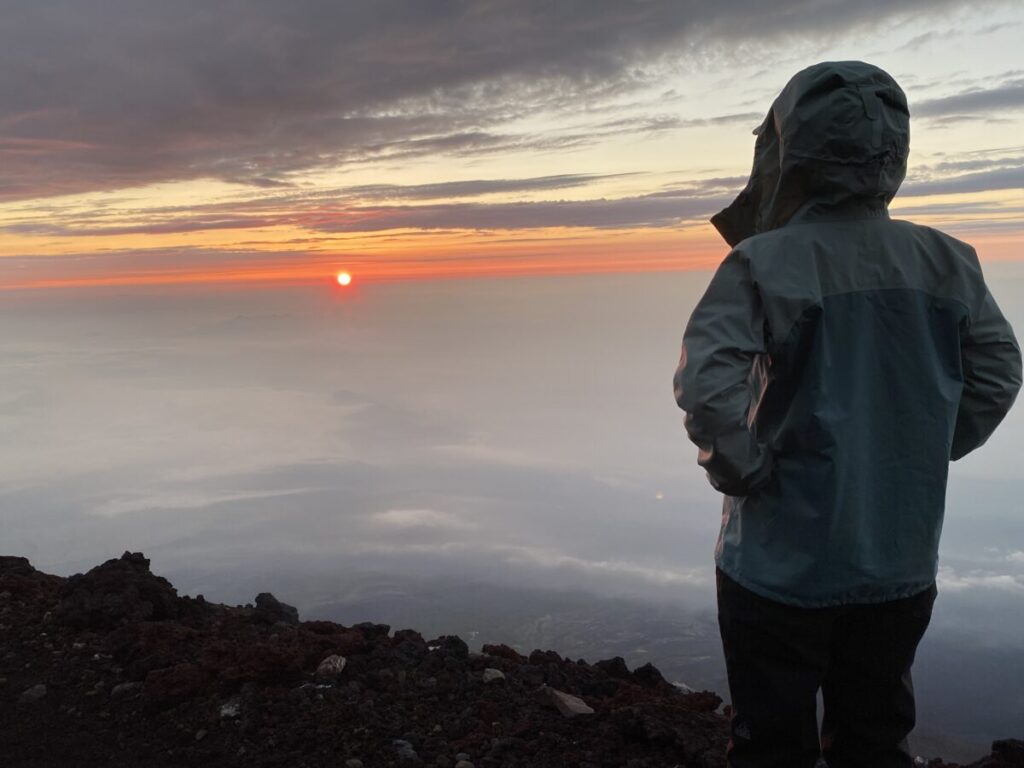 富士山頂からのぞむご来光