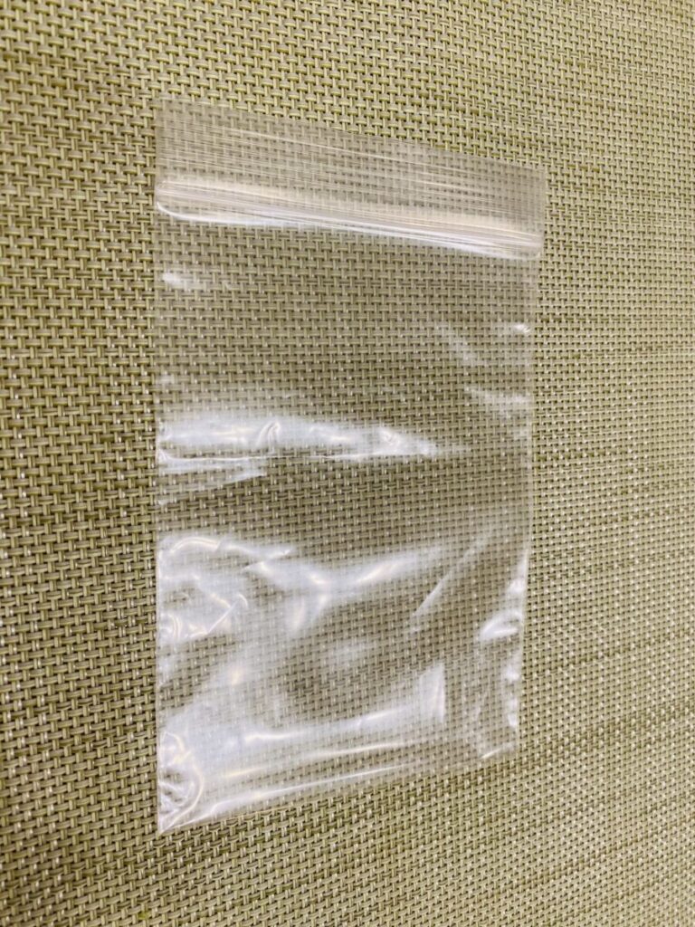 100均一で購入したチャック袋を一枚取り出した様子