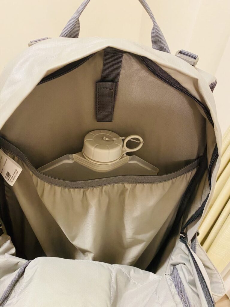 モンベル「フレックス ウォーターパック 2.0L」をザックの背中に装着した様子