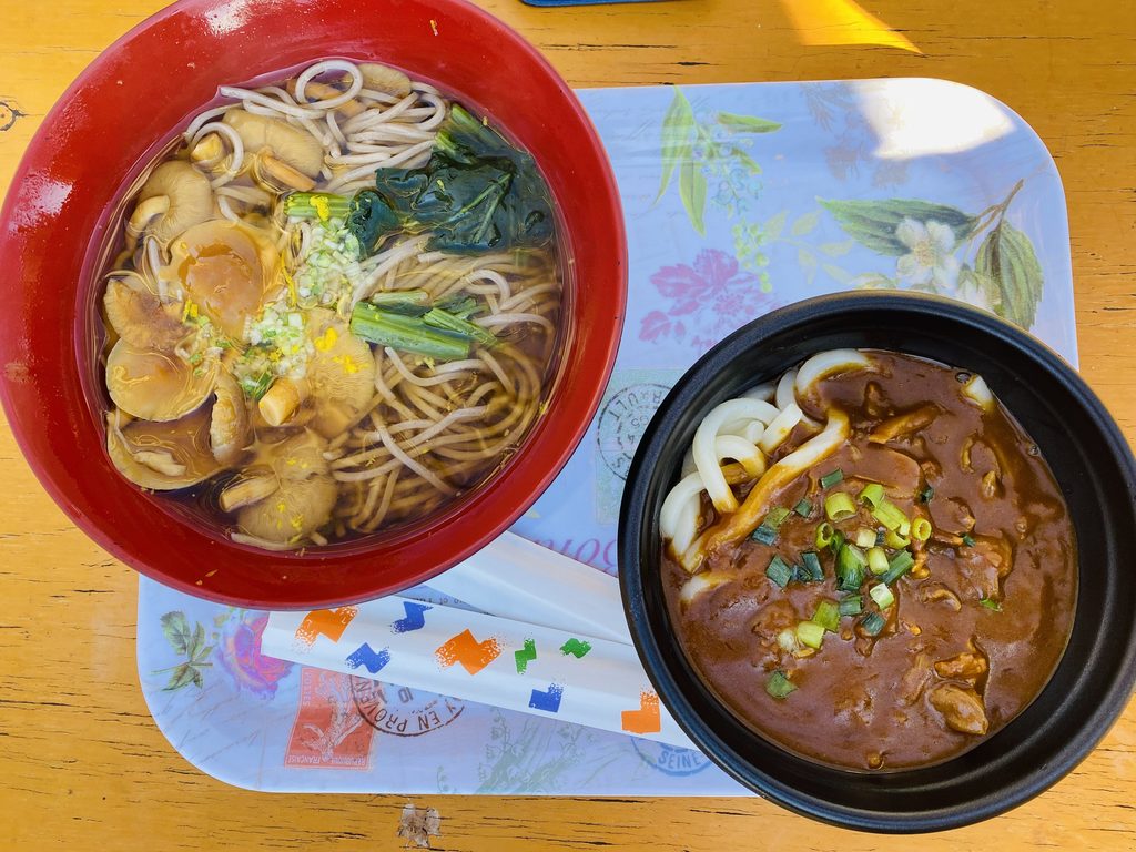 小仏城山山頂にある、青天狗で食べた山頂グルメ「なめこそば」と「カレーうどん」