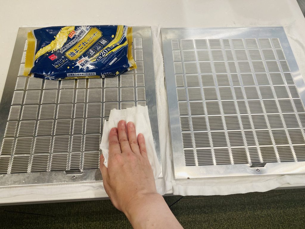 金属フィルターを油よごれクリーナーで拭いてる様子