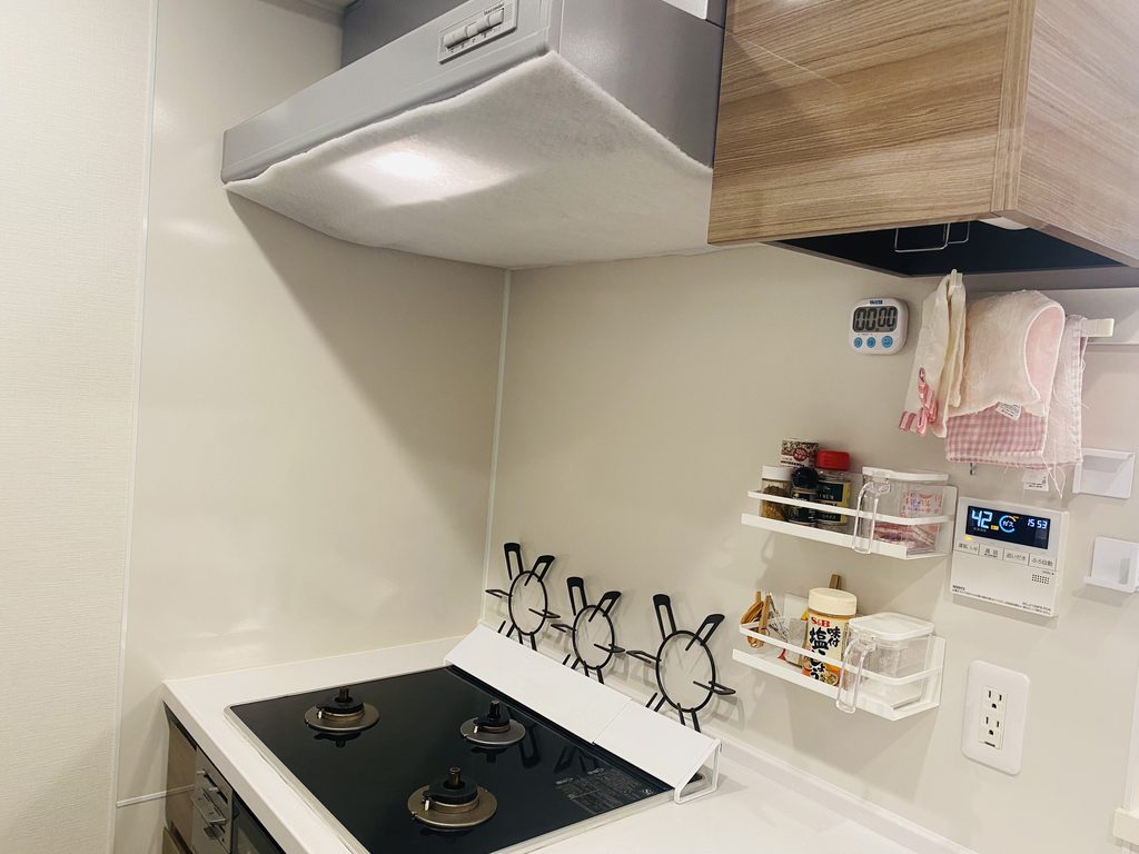 レンジフードのフィルターを交換しキッチンが明るくなった様子