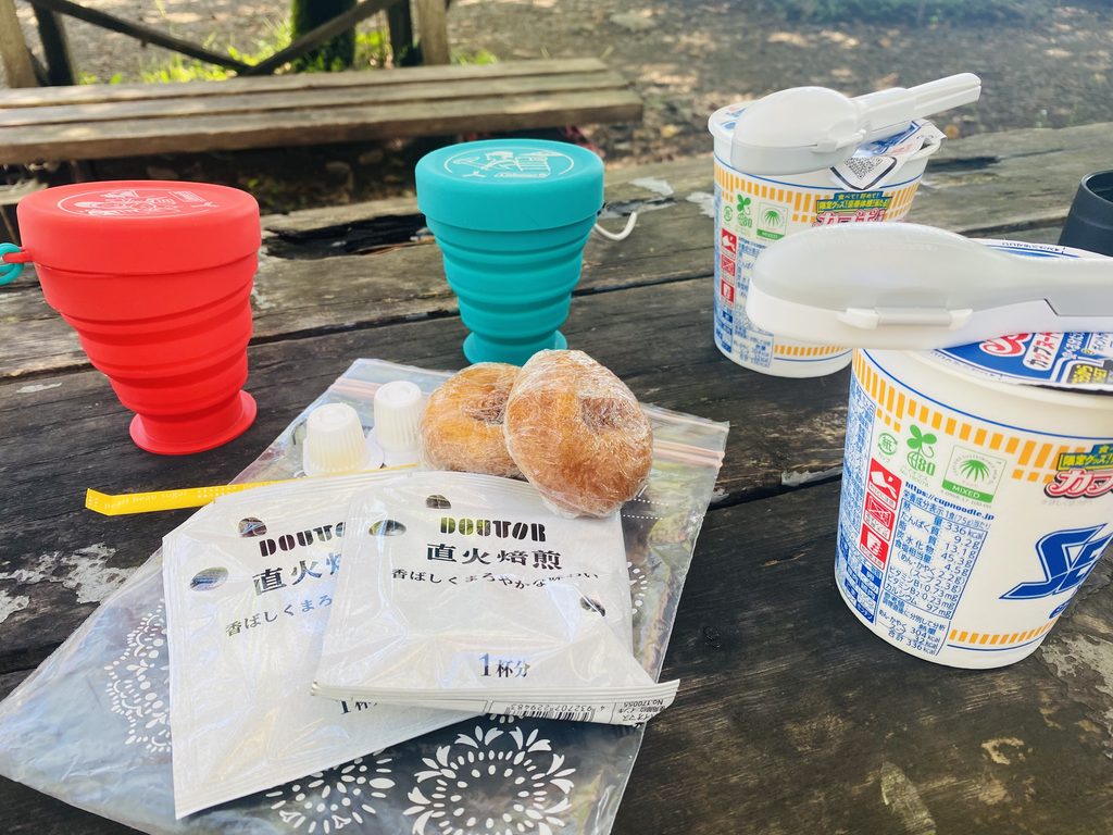 小仏城山での山頂メシ。カップラーメンと食後のおやつとコーヒーセット