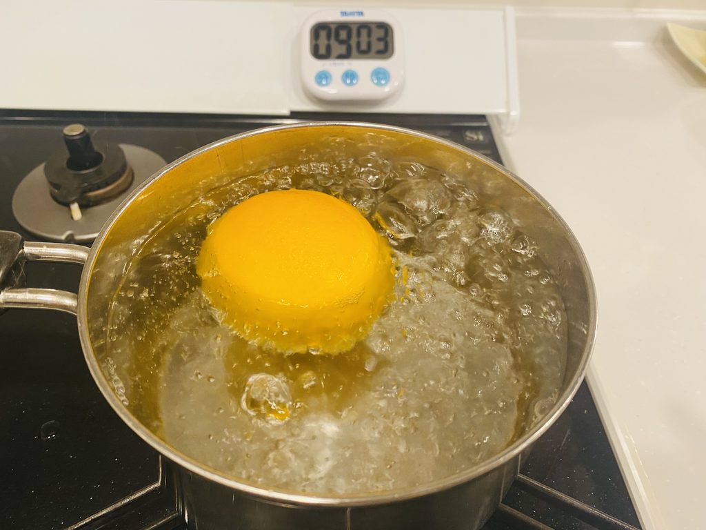 レモンを鍋で茹でてる様子