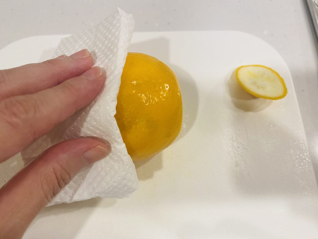 茹でたレモンをカットしている様子