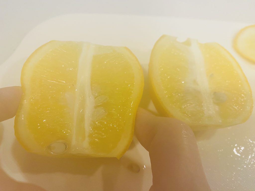 茹でたレモンをカットしている様子