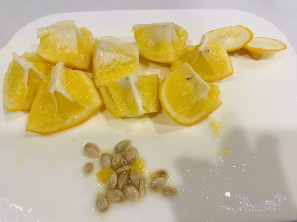 茹でたレモンをカットして種を取り除いている様子