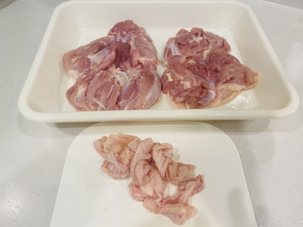 もも肉から余分な皮を切り落とした