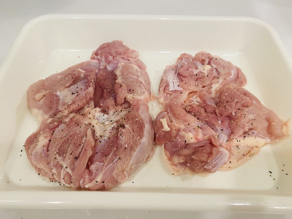 鶏もも肉に塩コショウをした様子