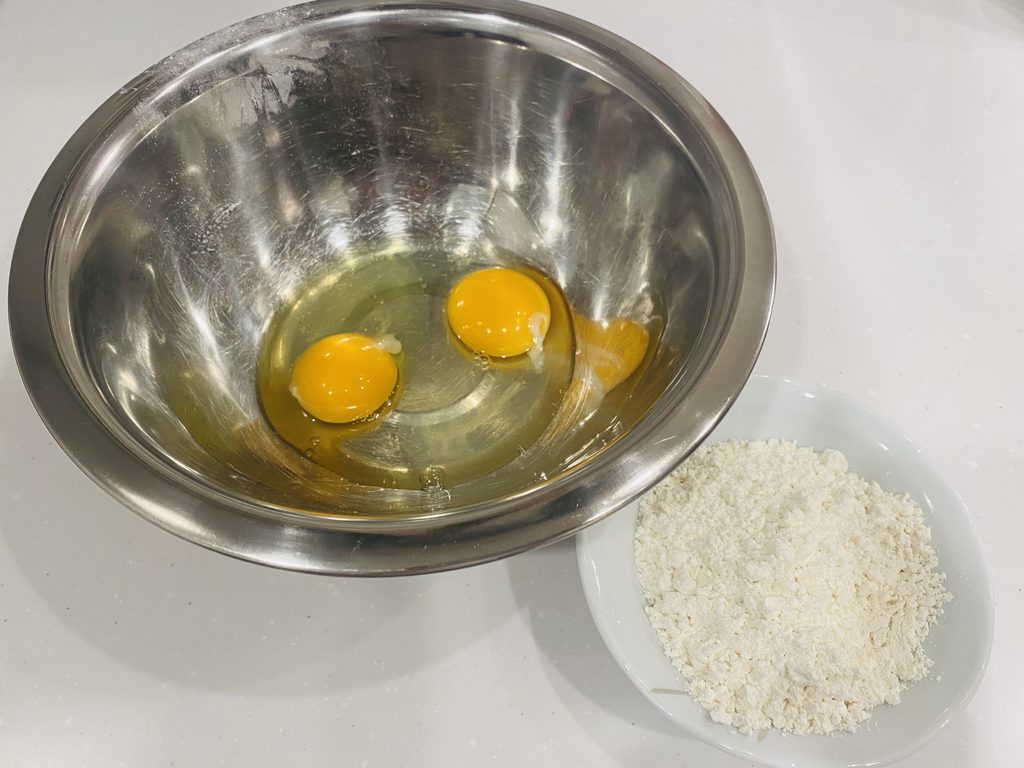 ボールに卵と小麦粉