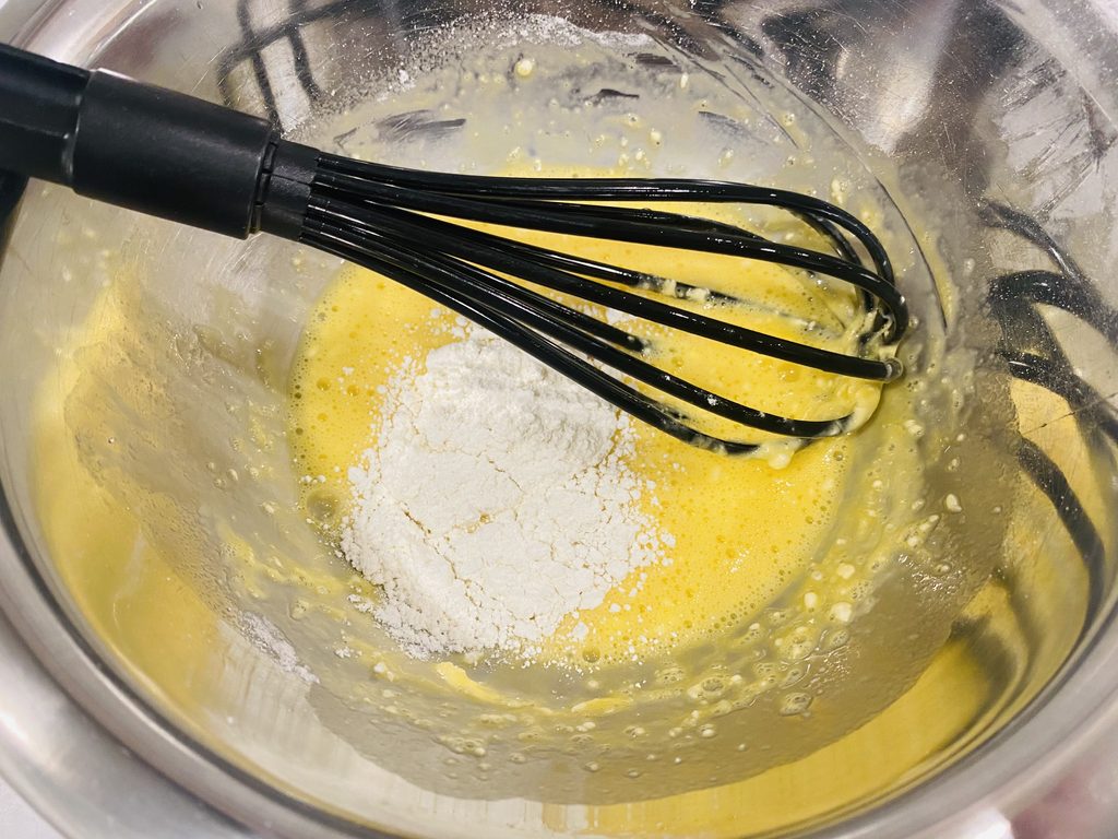 溶いた卵に小麦粉を合わせている