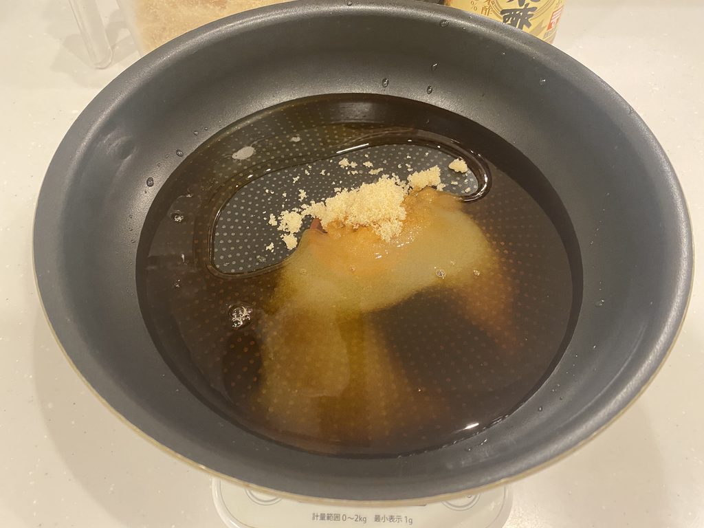 甘酢の材料をフライパンへ