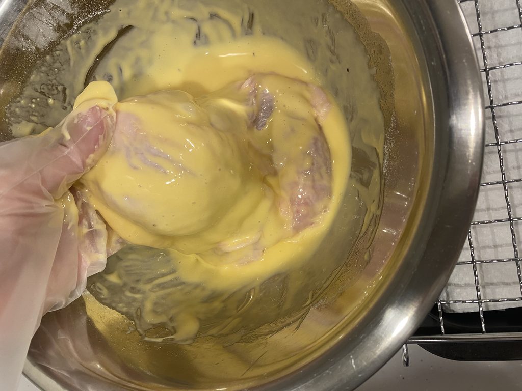 ころも液にもも肉を入れる