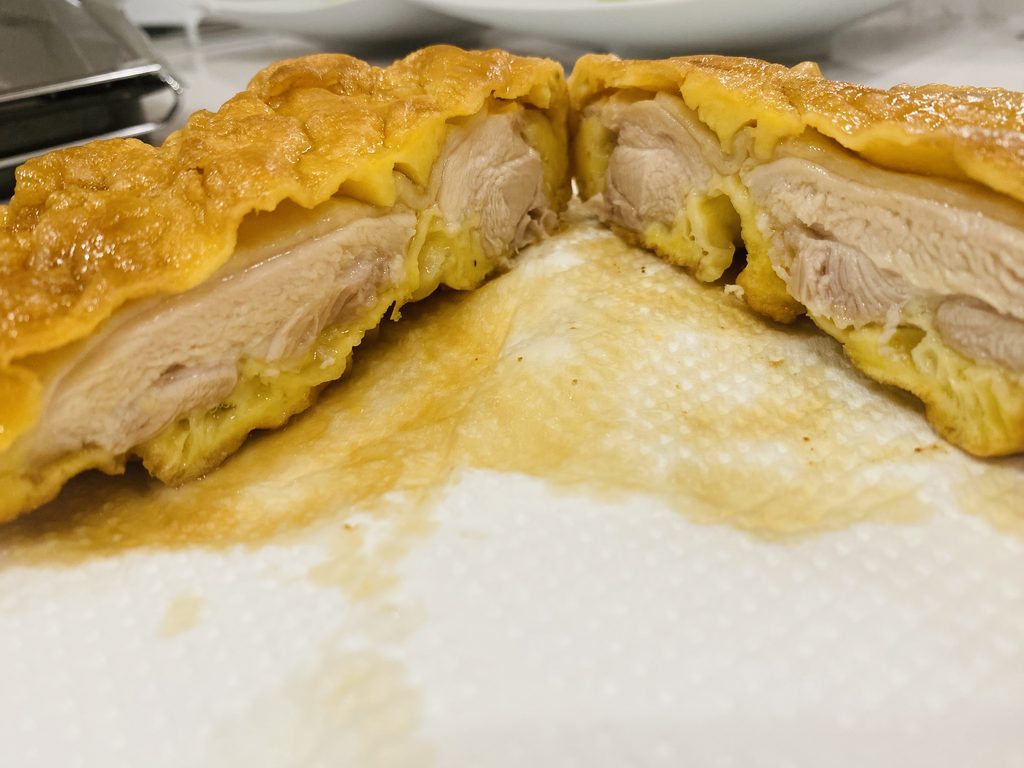 甘酢が絡まったもも肉の断面
