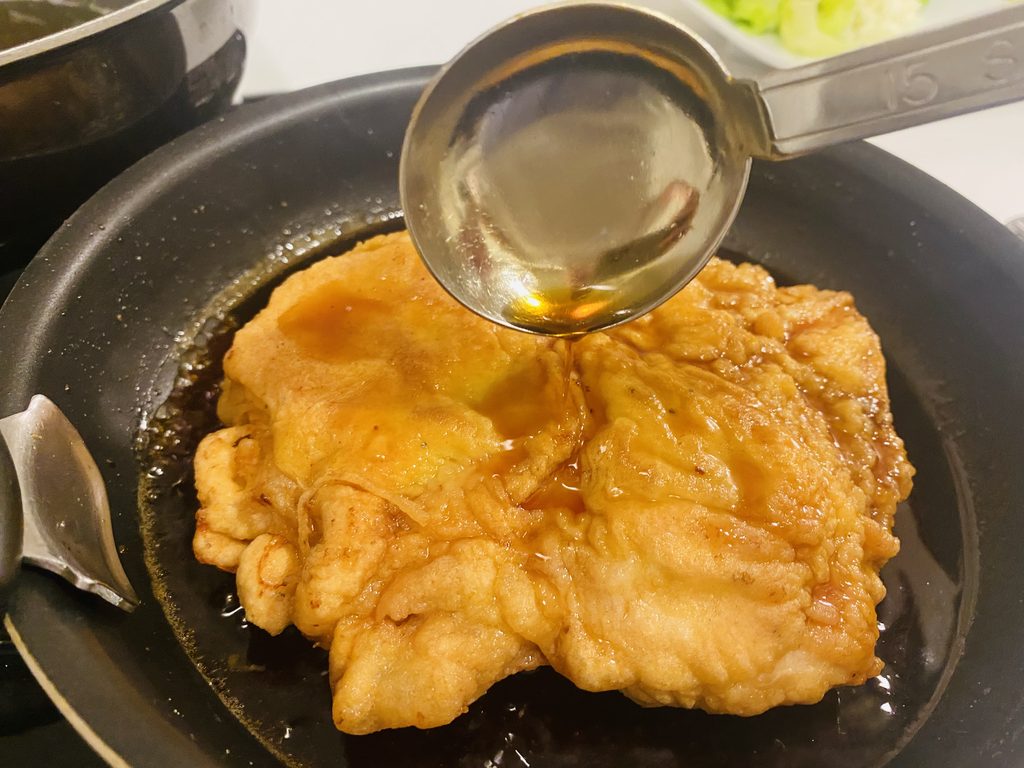 揚がったもも肉を甘酢の中へ