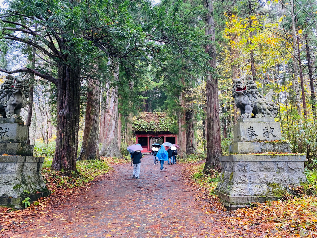奥社参道からみる「随神門」