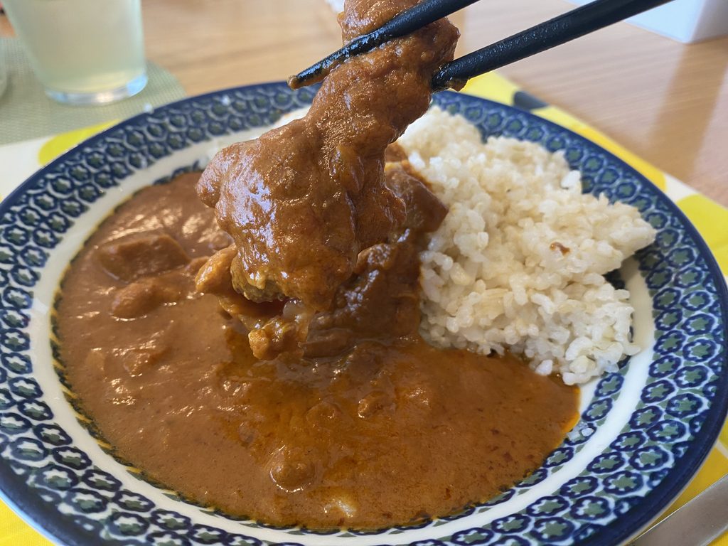 「骨付き手羽元バターチキンカレー」をお皿に移した様子