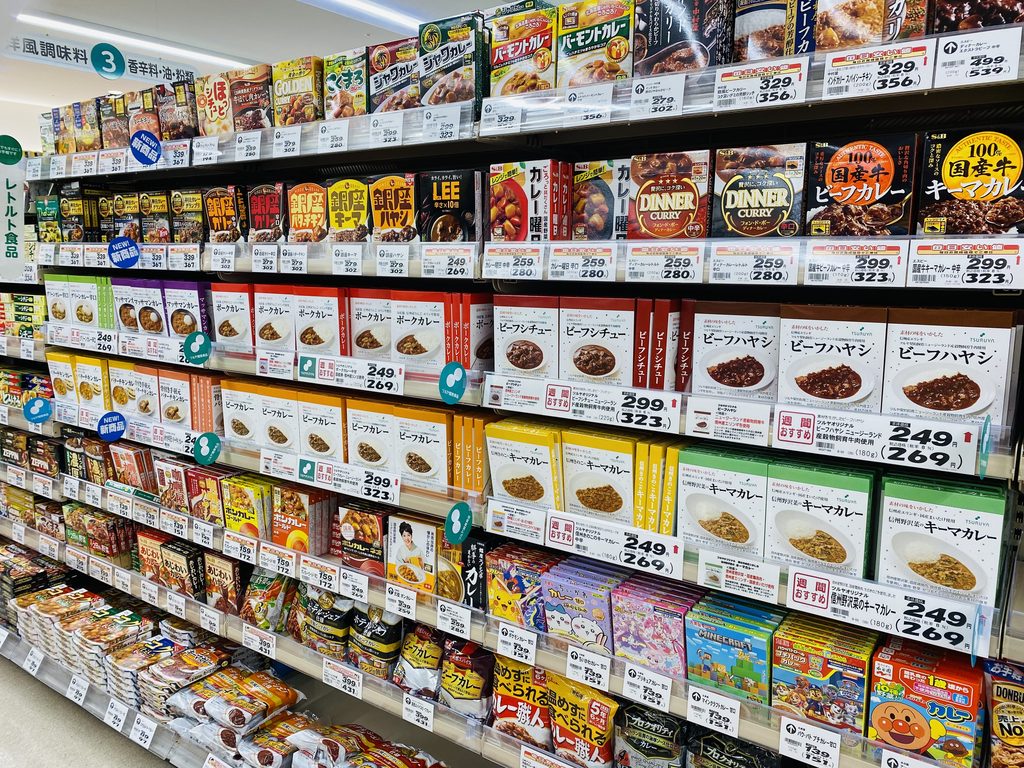 ツルヤの店内にて。レトルトカレーの陳列棚
