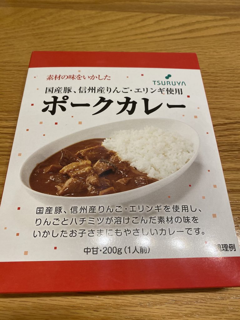 ツルヤのレトルト「ポークカレー」のパッケージ