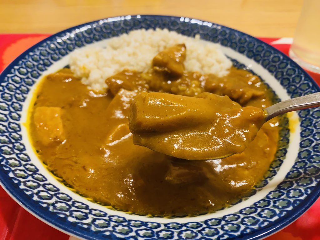 「ポークカレー」をお皿に移した様子