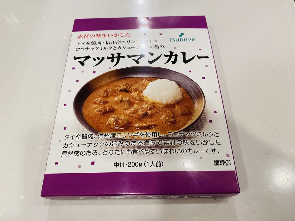ツルヤのレトルト「マッサマンカレー」のパッケージ