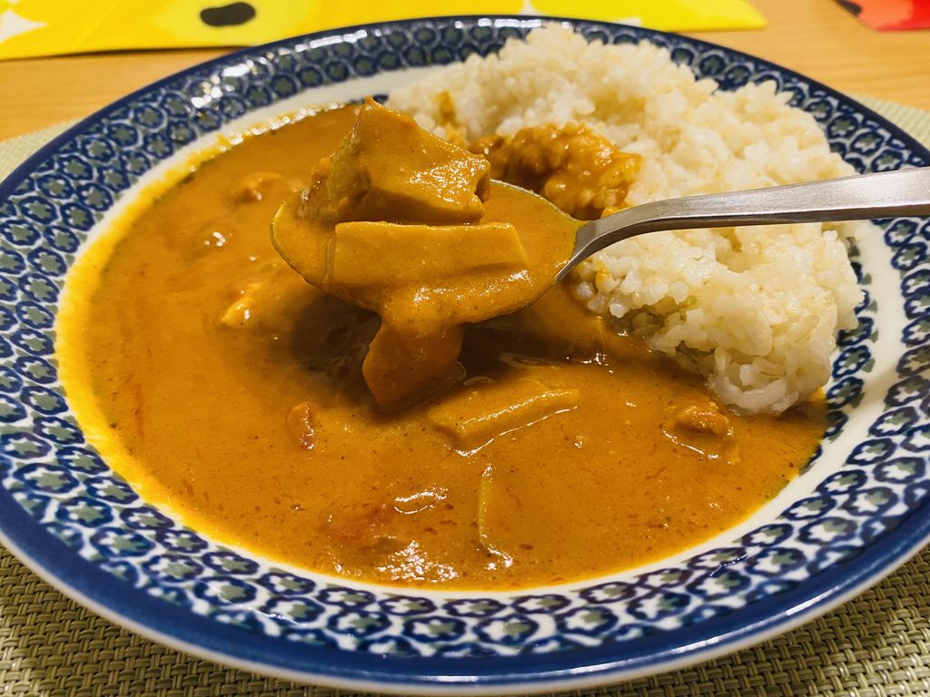 「バターチキンカレー」をお皿に移した様子