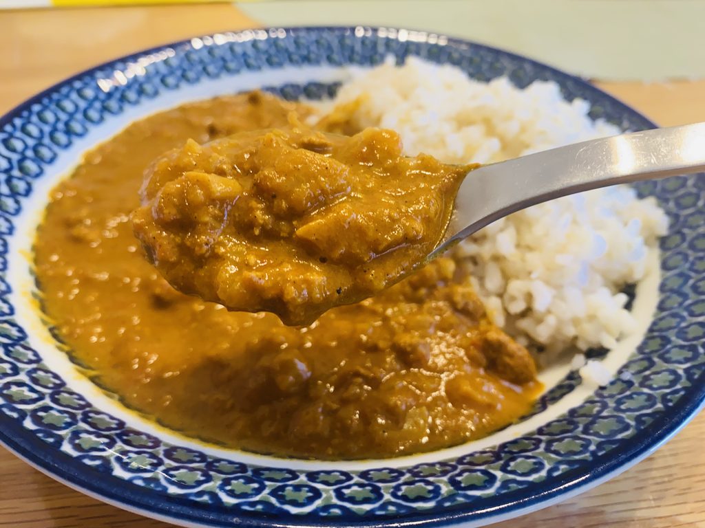 「キーマカレー」をお皿に移した様子
