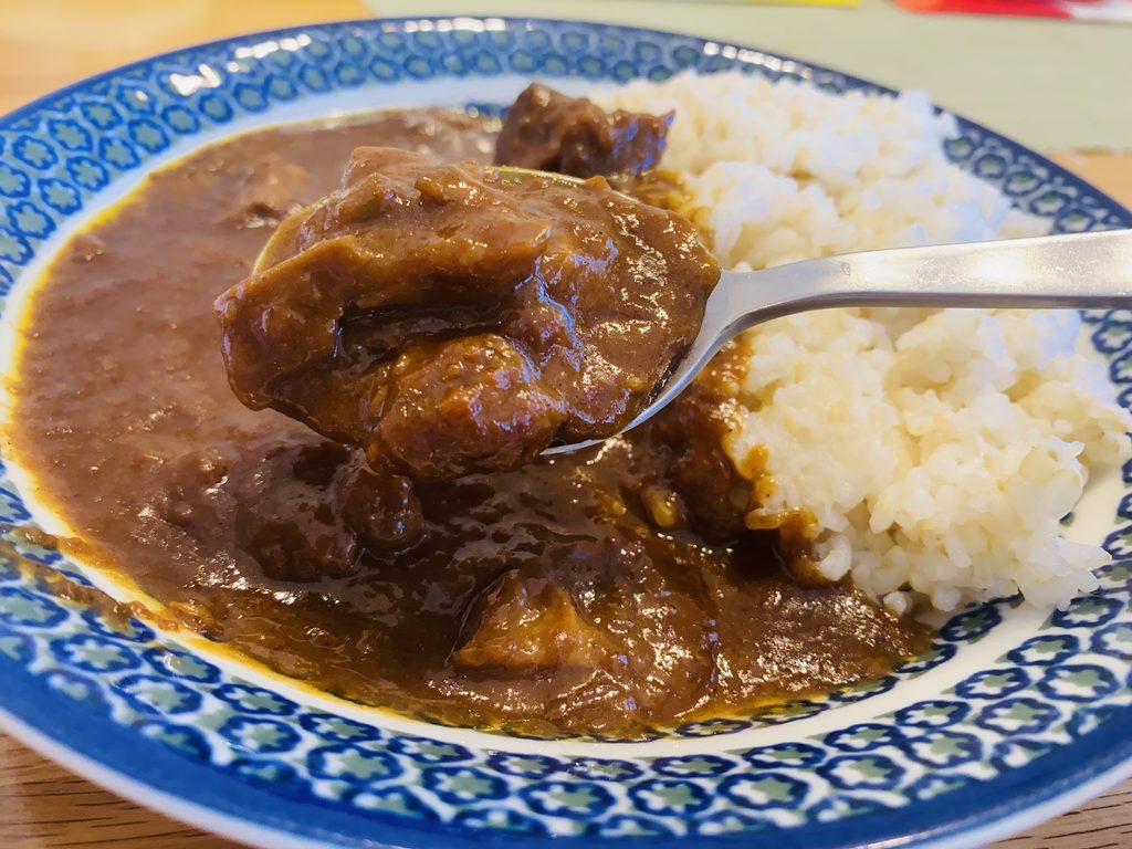 「ビーフカレー」をお皿に移した様子