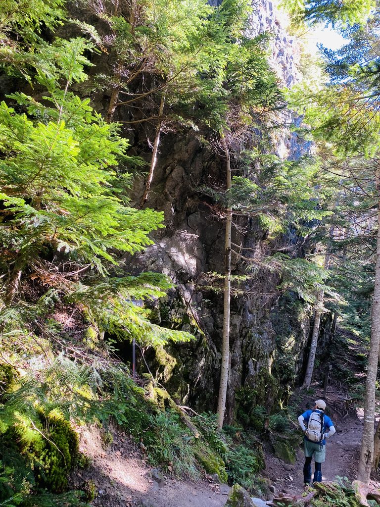 日光白根山への登山ルートにある不動岩