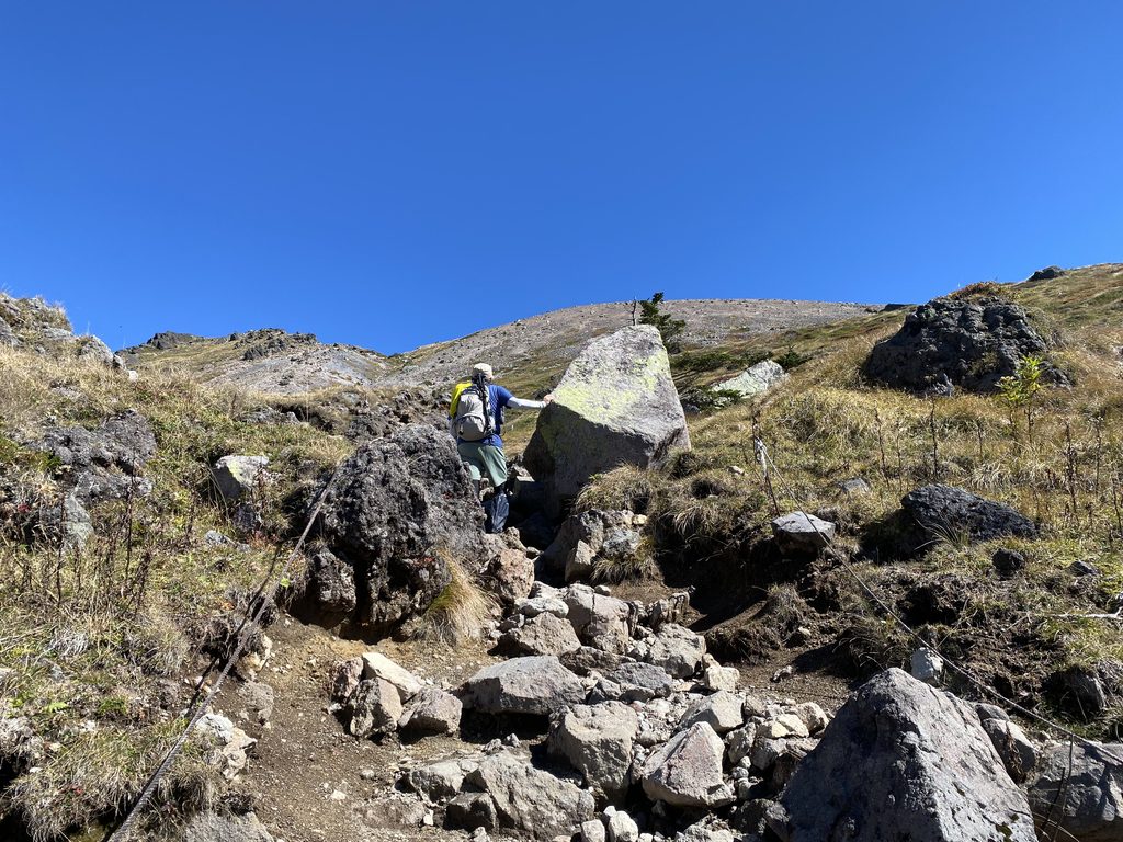 日光白根山山頂への登山ルート、ガレ場