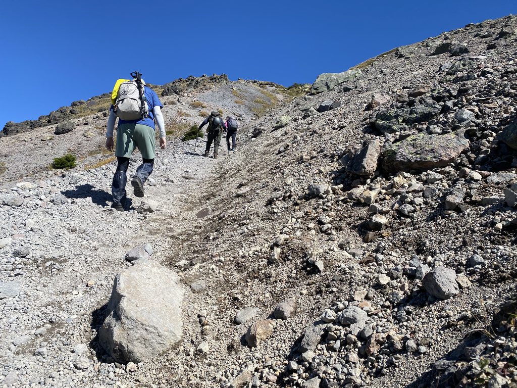 日光白根山山頂への登山ルート、ザレ場