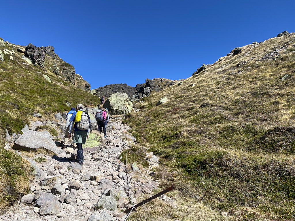 日光白根山山頂への登山ルート、ザレ場