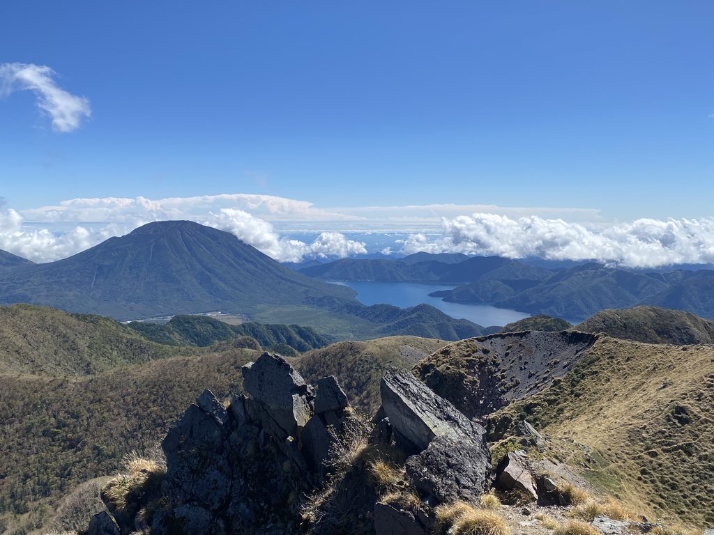 日光白根山山頂からの男体山と中禅寺湖の絶景