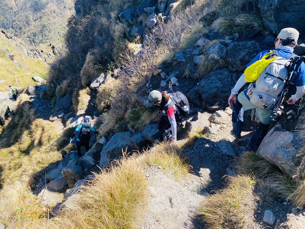 日光白根山山頂からの下山の様子、岩場