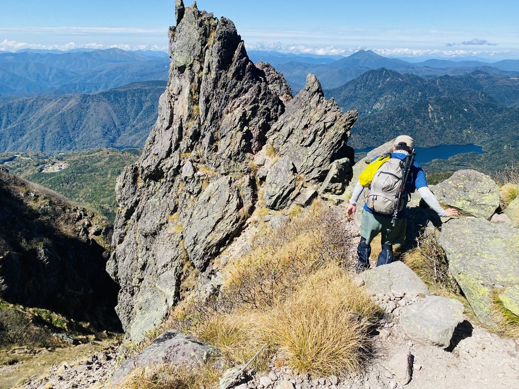 日光白根山山頂からの下山の様子、岩場