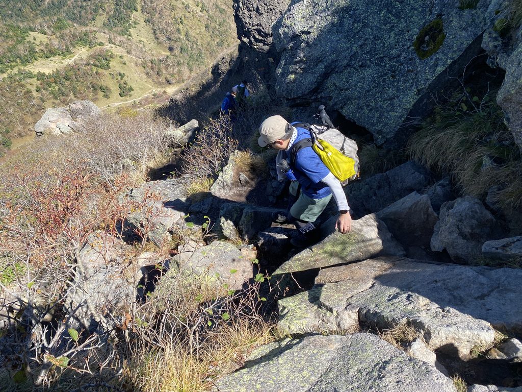 日光白根山山頂からの下山の様子、岩場の激下り