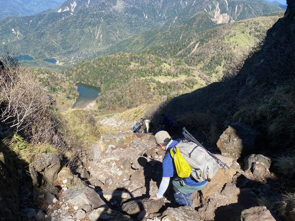 日光白根山山頂からの下山の様子、岩場の激下り