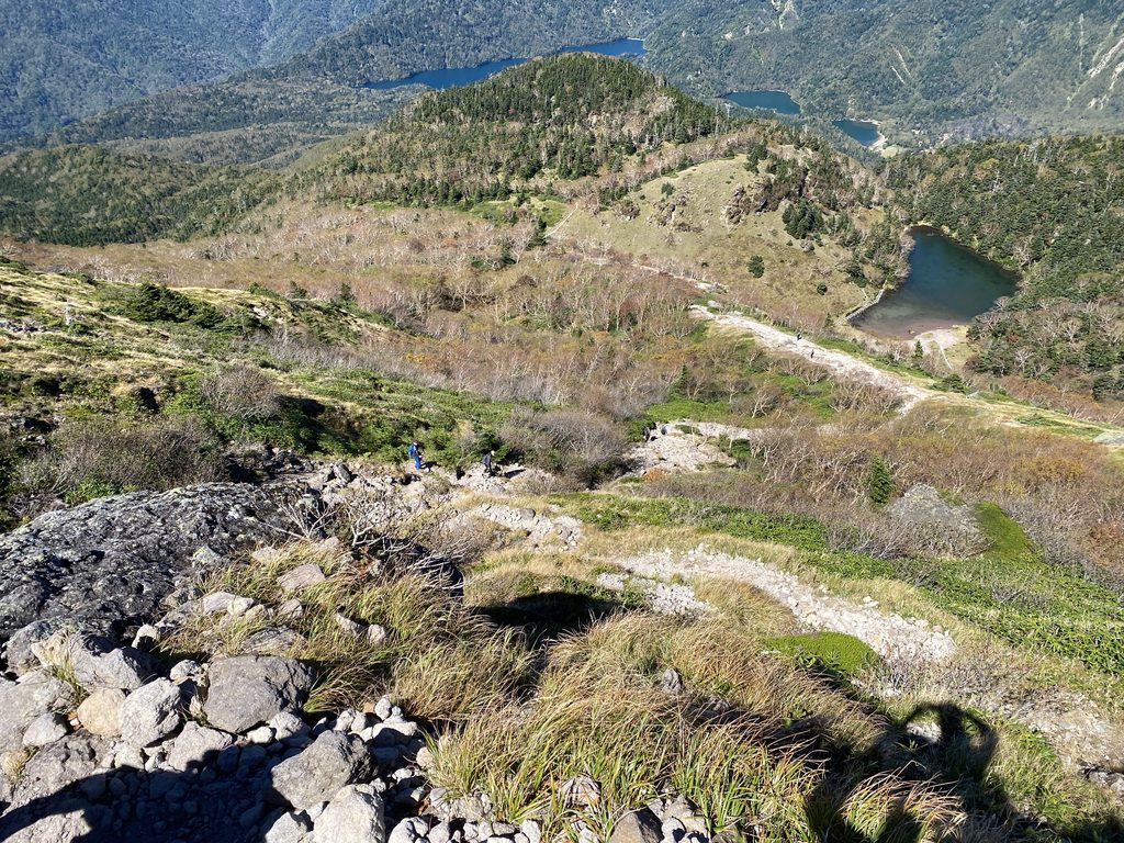 日光白根山山頂からの下山の様子、ザレ場