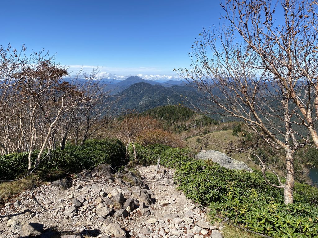 日光白根山山頂からの下山の様子、ザレ場